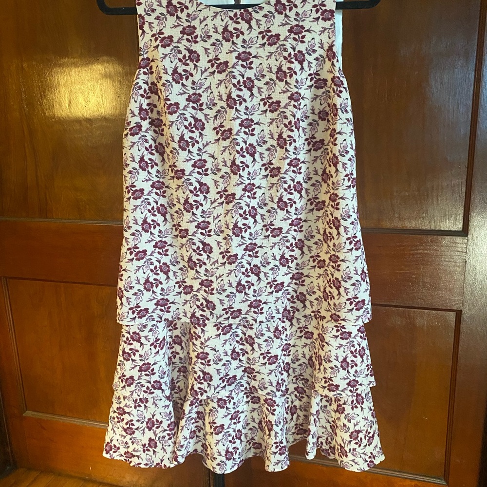 Flowered dress with 3 tiers that falls above knee sz 8